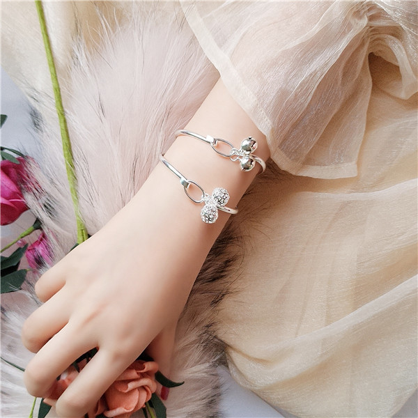 Női mindennapi karkötő medálokkal, ezüst színben