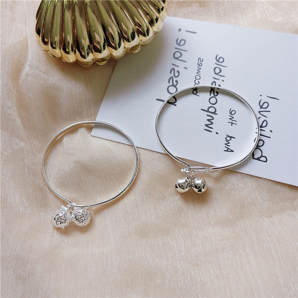 Női mindennapi karkötő medálokkal, ezüst színben