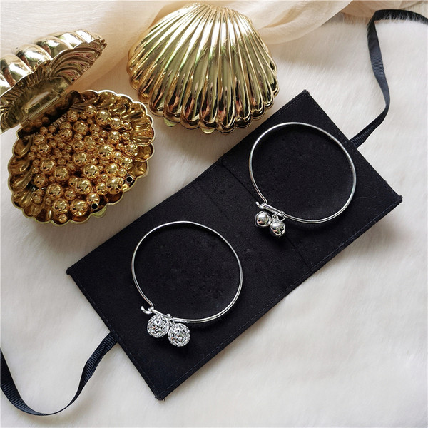 Női mindennapi karkötő medálokkal, ezüst színben