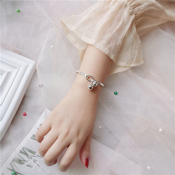 Női mindennapi karkötő medálokkal, ezüst színben