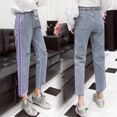 Μοντέρνα γυναικεία τζιν με σκισμένα σχέδια και πολύχρωμες μπορντούρες