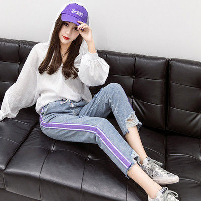 Μοντέρνα γυναικεία τζιν με σκισμένα σχέδια και πολύχρωμες μπορντούρες