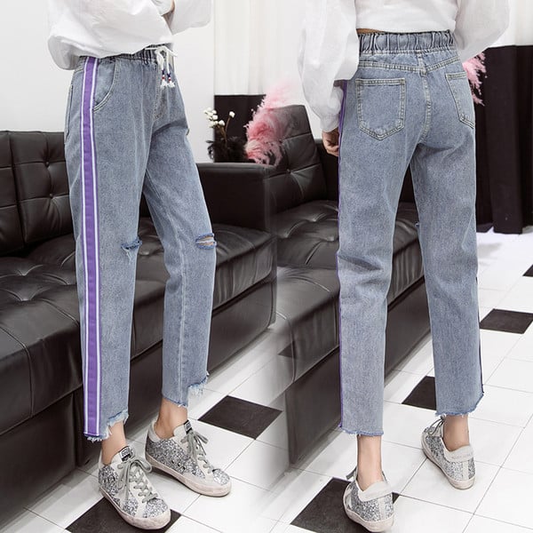 Μοντέρνα γυναικεία τζιν με σκισμένα σχέδια και πολύχρωμες μπορντούρες