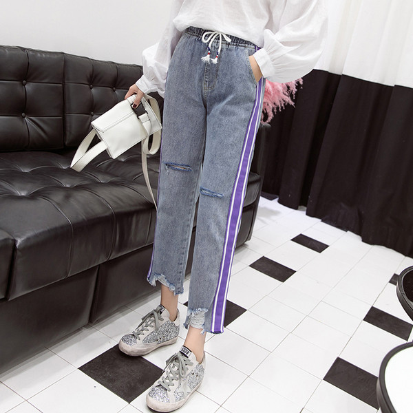 Μοντέρνα γυναικεία τζιν με σκισμένα σχέδια και πολύχρωμες μπορντούρες