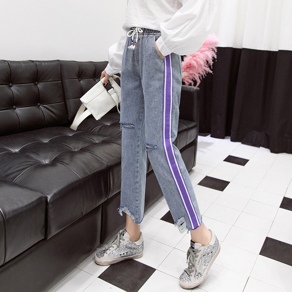 Μοντέρνα γυναικεία τζιν με σκισμένα σχέδια και πολύχρωμες μπορντούρες