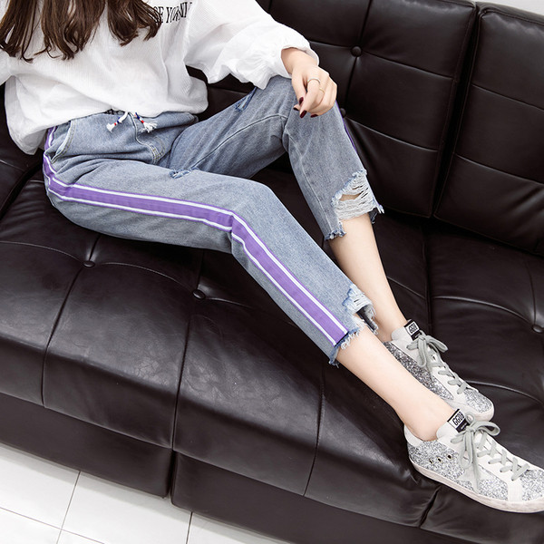 Μοντέρνα γυναικεία τζιν με σκισμένα σχέδια και πολύχρωμες μπορντούρες