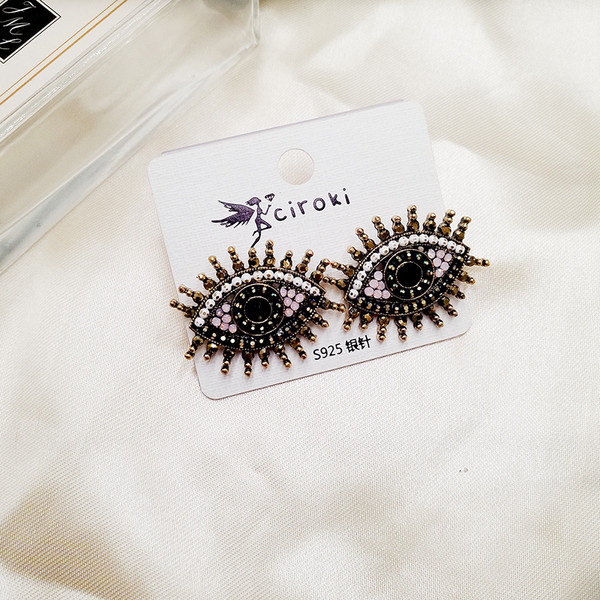 Modern női fülbevaló díszítő kövekkel és gyöngyökkel - két színben