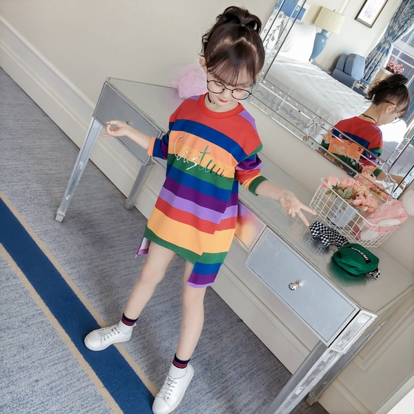 Alkalmi gyerekruha O-nyakkal és felirattal