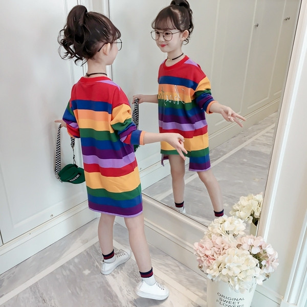 Alkalmi gyerekruha O-nyakkal és felirattal