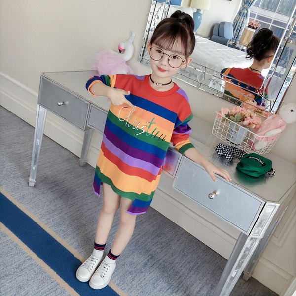 Alkalmi gyerekruha O-nyakkal és felirattal