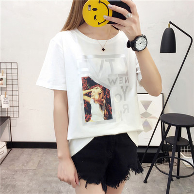 Καθημερινή γυναικεία μπλούζα με διαφορετικές έγχρωμες εφαρμογές