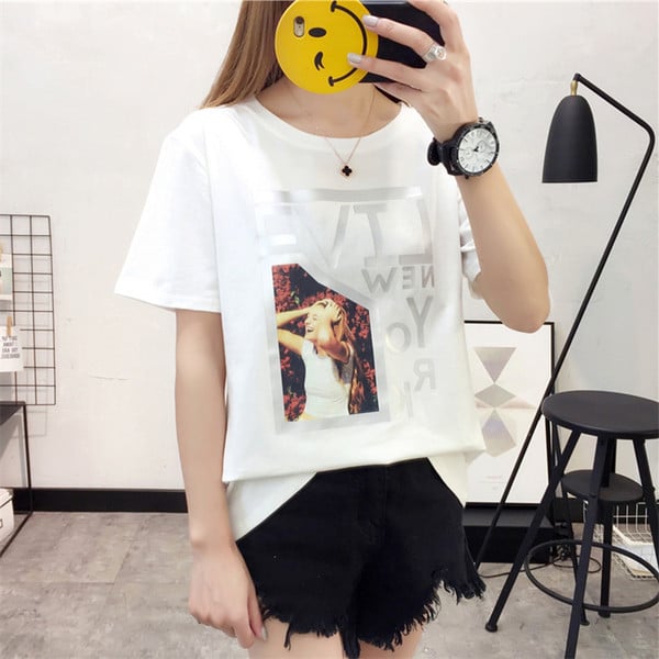 Καθημερινή γυναικεία μπλούζα με διαφορετικές έγχρωμες εφαρμογές