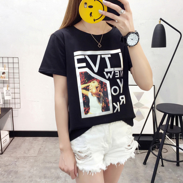 Καθημερινή γυναικεία μπλούζα με διαφορετικές έγχρωμες εφαρμογές