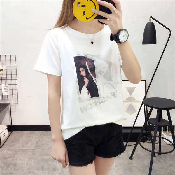 Καθημερινή γυναικεία μπλούζα με διαφορετικές έγχρωμες εφαρμογές