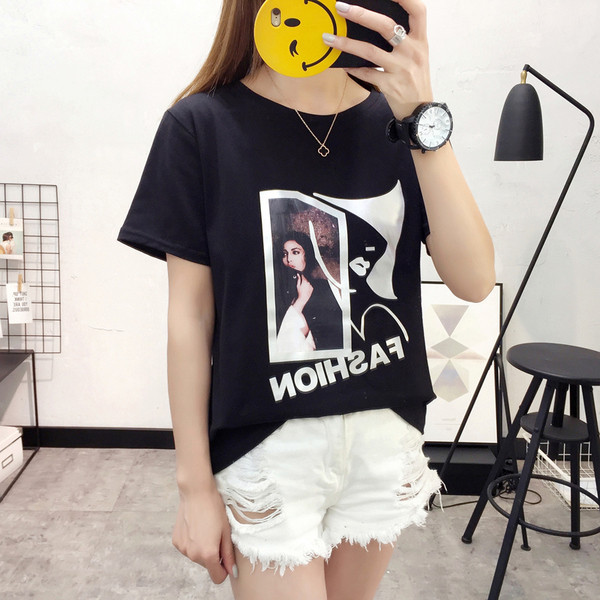 Καθημερινή γυναικεία μπλούζα με διαφορετικές έγχρωμες εφαρμογές