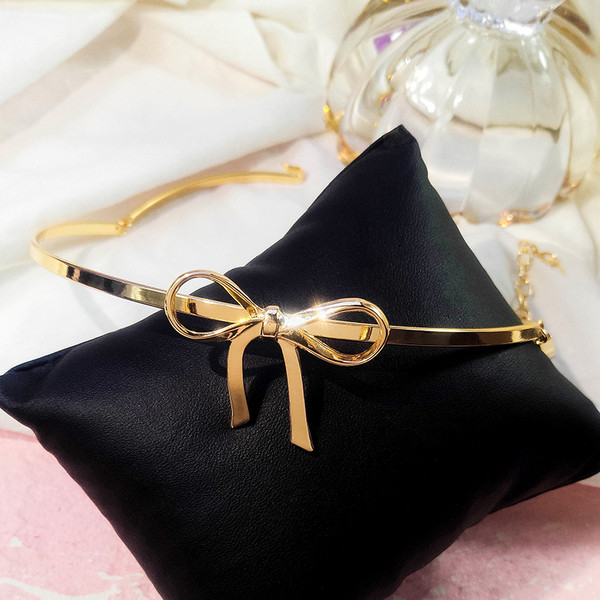 Colier modern de dama de culoare aurie cu element de panglica