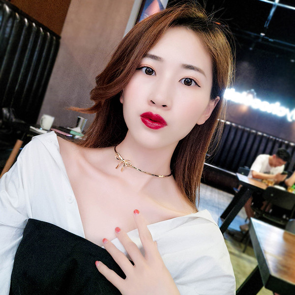 Colier modern de dama de culoare aurie cu element de panglica