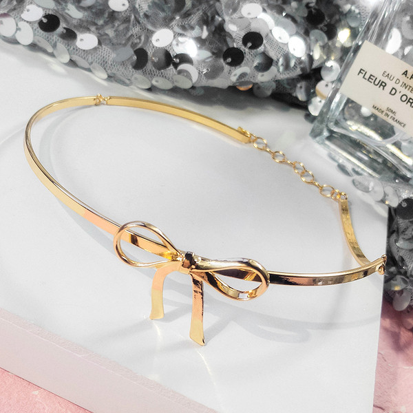 Colier modern de dama de culoare aurie cu element de panglica