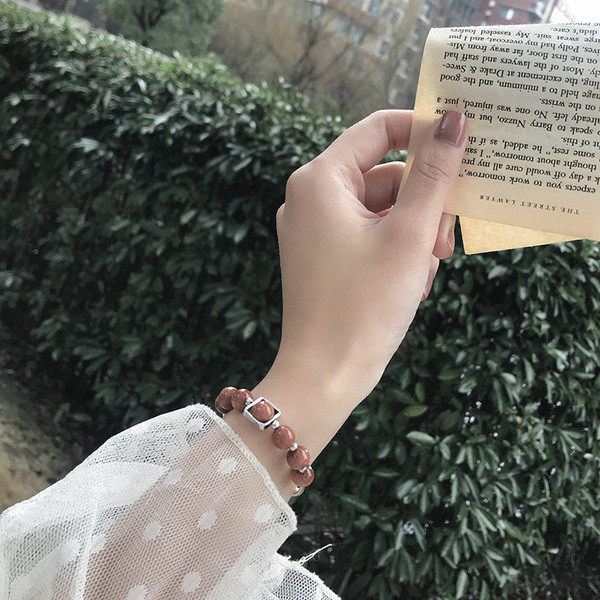 Női mindennapi karkötő gyöngyökkel és medálokkal, két színben