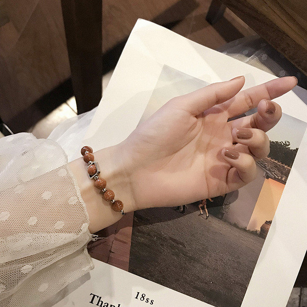 Női mindennapi karkötő gyöngyökkel és medálokkal, két színben