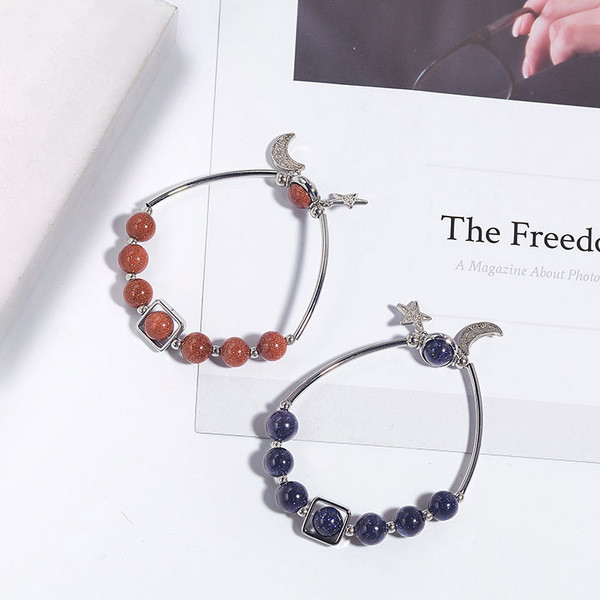 Női mindennapi karkötő gyöngyökkel és medálokkal, két színben