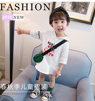 Modern gyerekruha fehér és piros színben, kapucnival