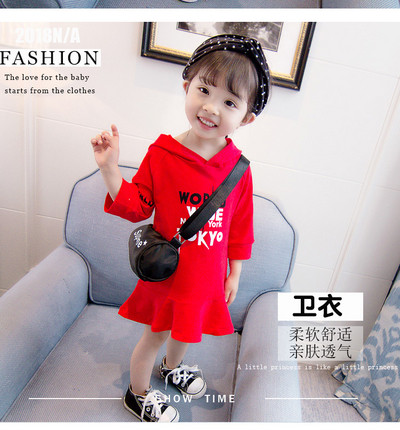 Modern gyerekruha fehér és piros színben, kapucnival