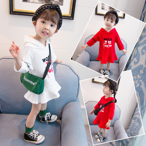 Modern gyerekruha fehér és piros színben, kapucnival