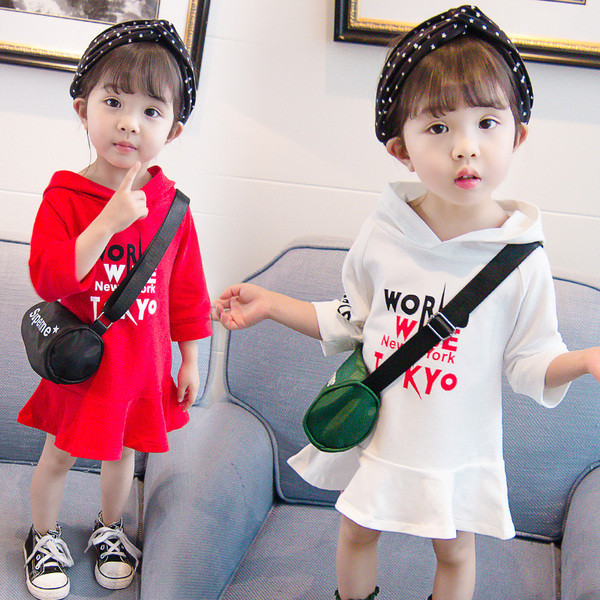 Modern gyerekruha fehér és piros színben, kapucnival