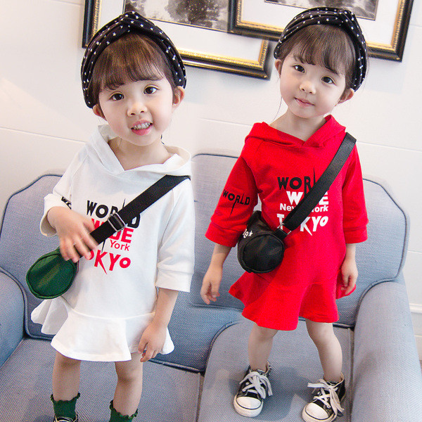 Modern gyerekruha fehér és piros színben, kapucnival