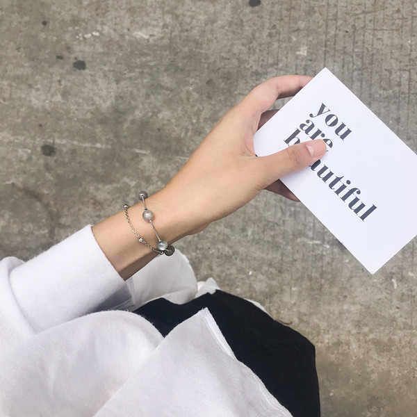 Női mindennapi karkötő ezüst színben gyöngyökkel