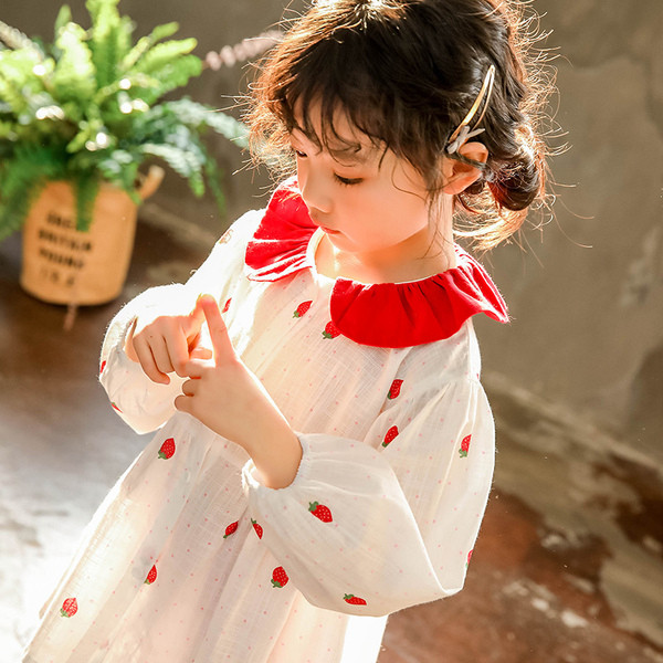 Tavaszi gyerekruha fehér színben, hímzéssel