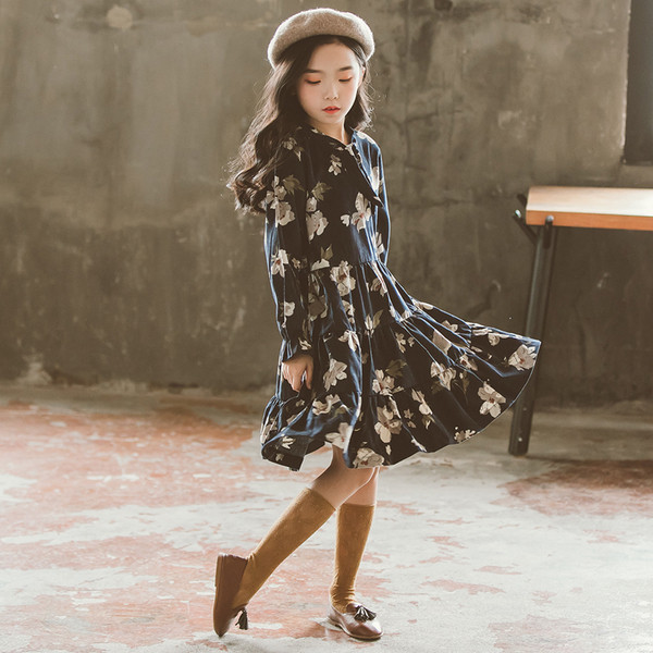 Elegáns gyerekruha lányoknak virágos motívumokkal