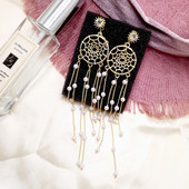 Női fülbevaló díszítő kövekkel és gyöngyökkel, arany színben