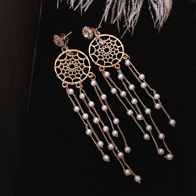 Női fülbevaló díszítő kövekkel és gyöngyökkel, arany színben