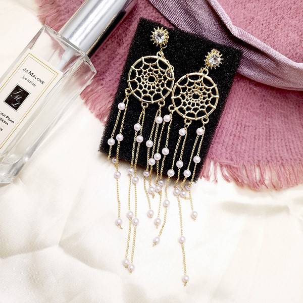 Női fülbevaló díszítő kövekkel és gyöngyökkel, arany színben