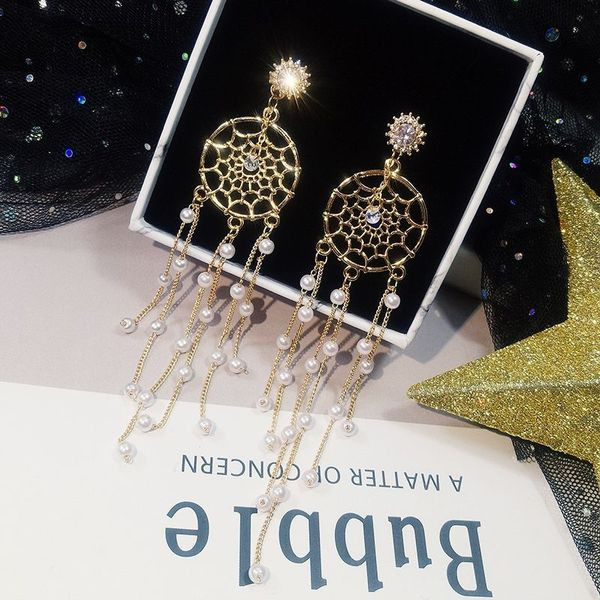 Női fülbevaló díszítő kövekkel és gyöngyökkel, arany színben