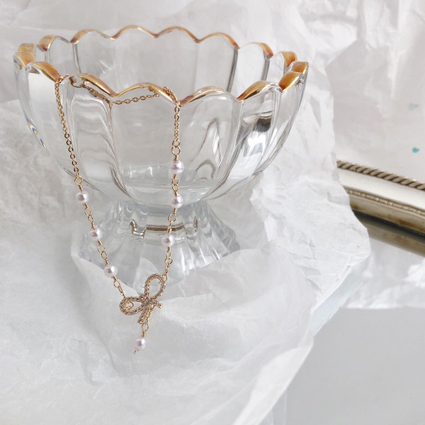 Дамска модерна гривна с декоративни камъни и перли 