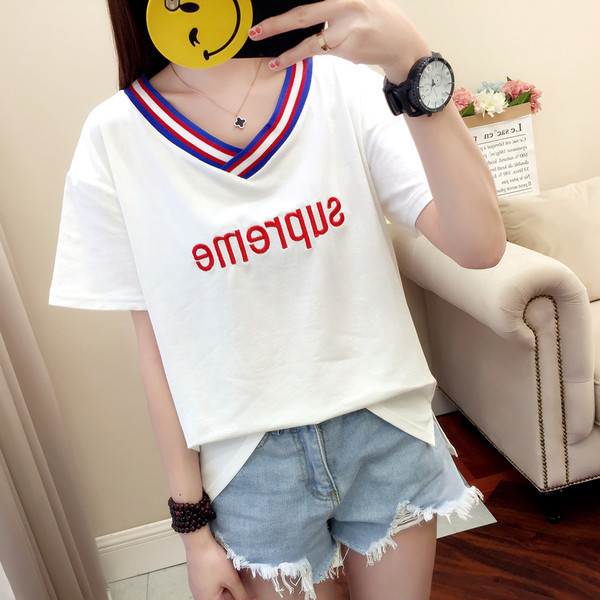 Tricou de dama modern cu decolteu in V si broderie - inscriptie in mai multe culori