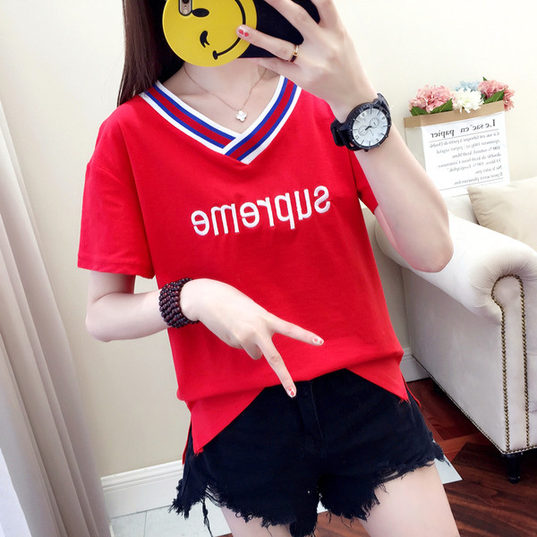 Tricou de dama modern cu decolteu in V si broderie - inscriptie in mai multe culori