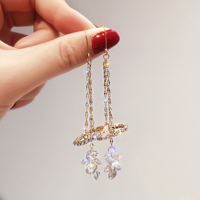 Arany színű hosszú női fülbevaló kövekkel