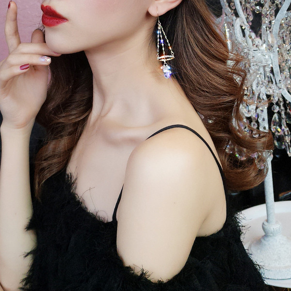 Arany színű hosszú női fülbevaló kövekkel