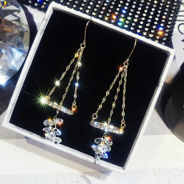 Arany színű hosszú női fülbevaló kövekkel