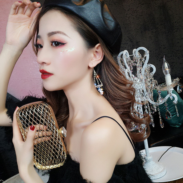 Arany színű hosszú női fülbevaló kövekkel