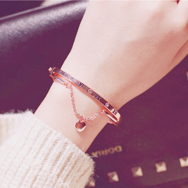 Női mindennapi karkötő kövekkel és medállal - két színben