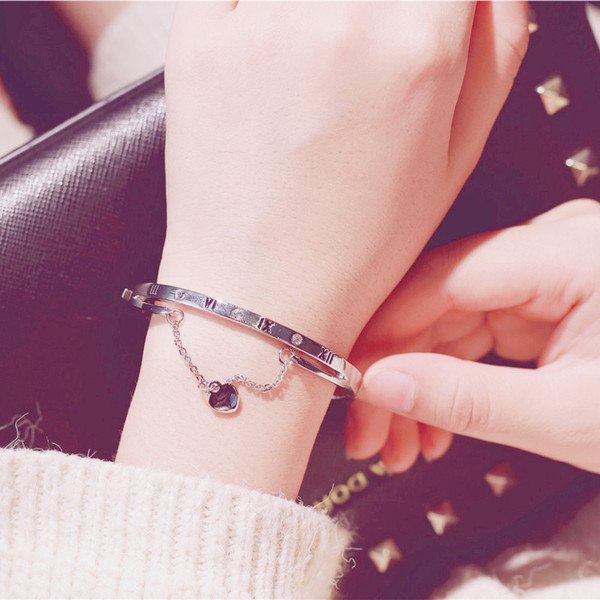 Női mindennapi karkötő kövekkel és medállal - két színben