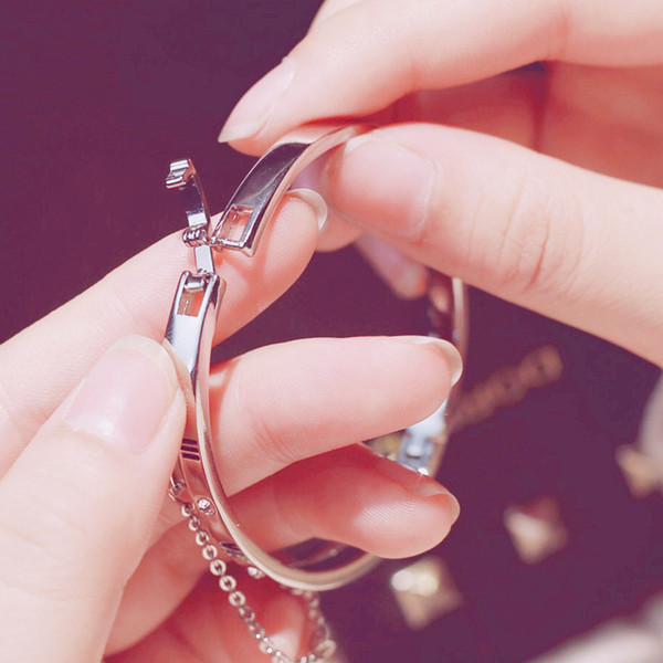 Női mindennapi karkötő kövekkel és medállal - két színben