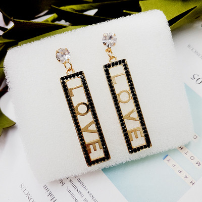 Női mindennapi fülbevaló kövekkel és felirattal