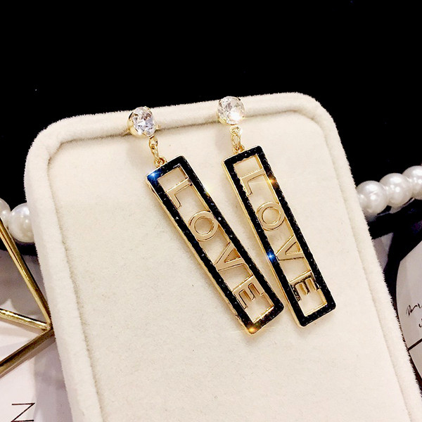 Női mindennapi fülbevaló kövekkel és felirattal