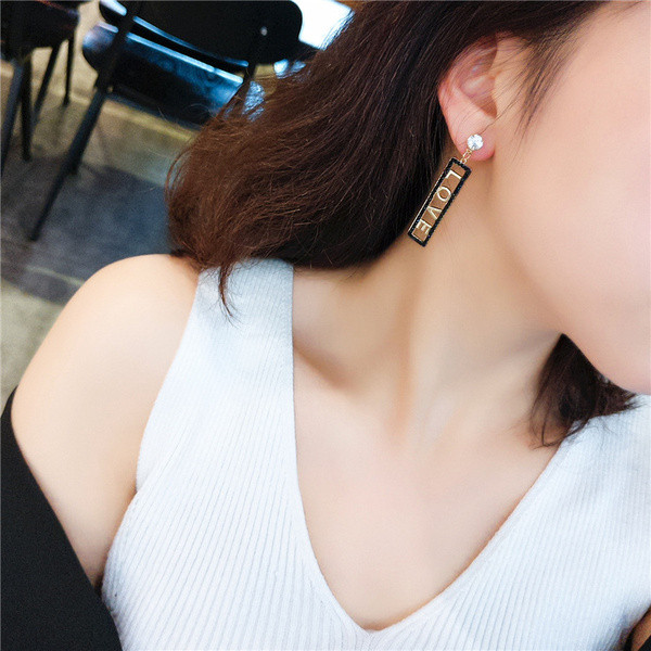 Női mindennapi fülbevaló kövekkel és felirattal